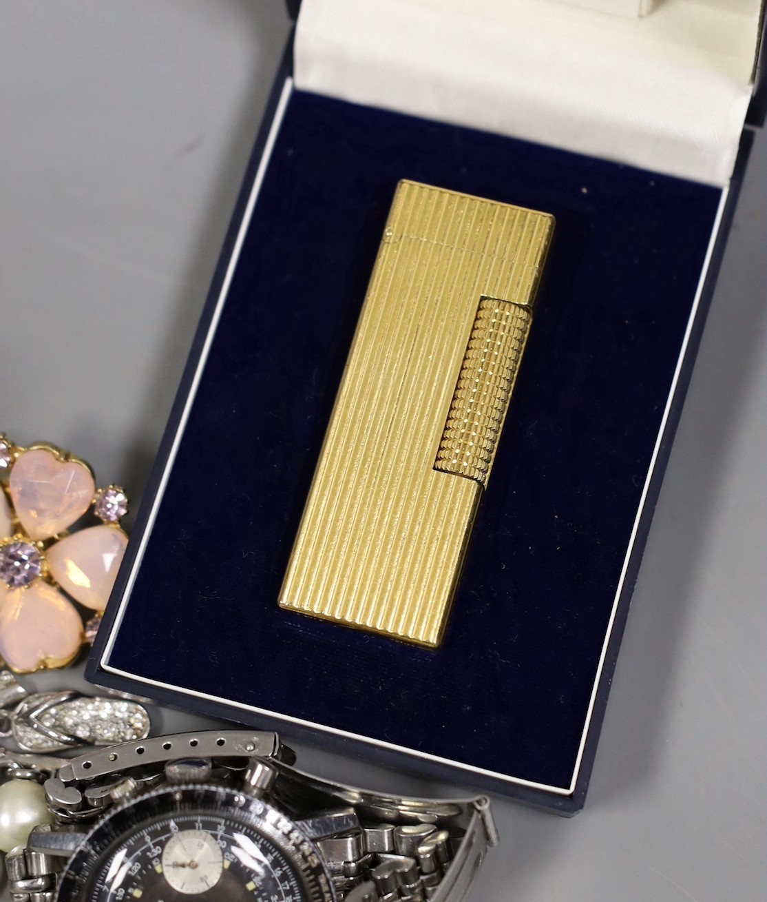 A mixed group of sundry jewellery and other items, including a cultured pearl bracelet(a.f) with 14k and ruby set clasp, a yellow metal mounted agate brooch, costume items, a cased Dunhill lighter, Dutch white metal mini